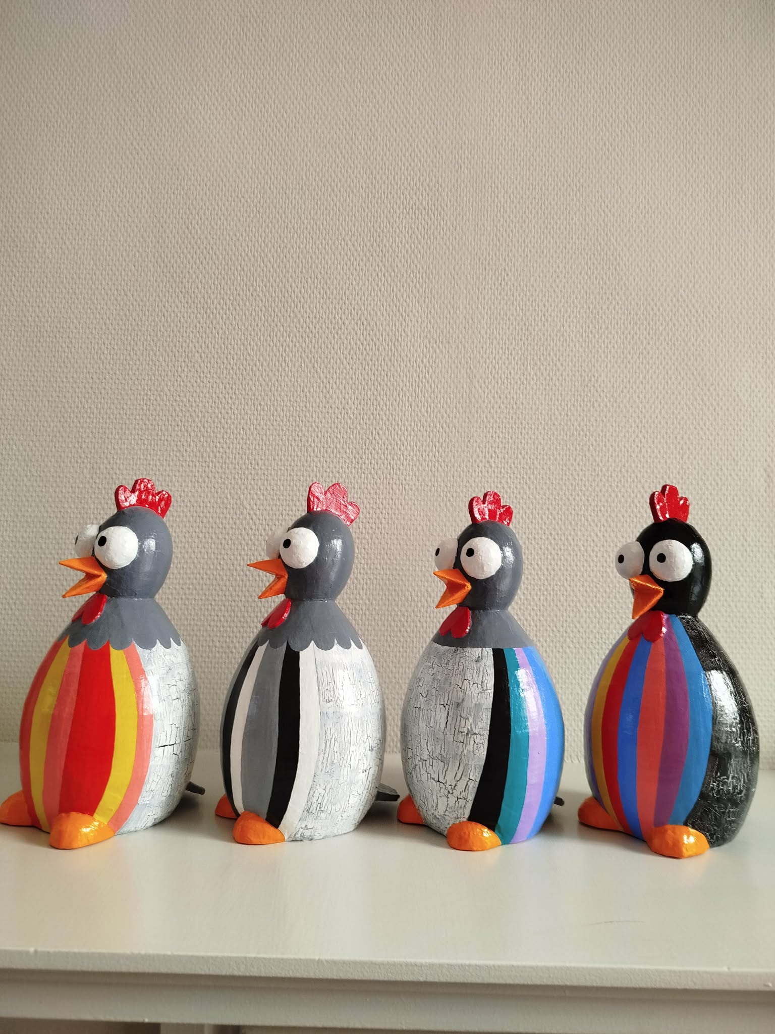 Vue de profil des 4 figurines précédentes
